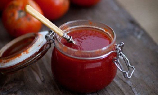 Ştii ce fel de ketchup cumperi?! Pe piaţă se găsesc produse tip ketchup care au în conţinut şi 9 E-uri!